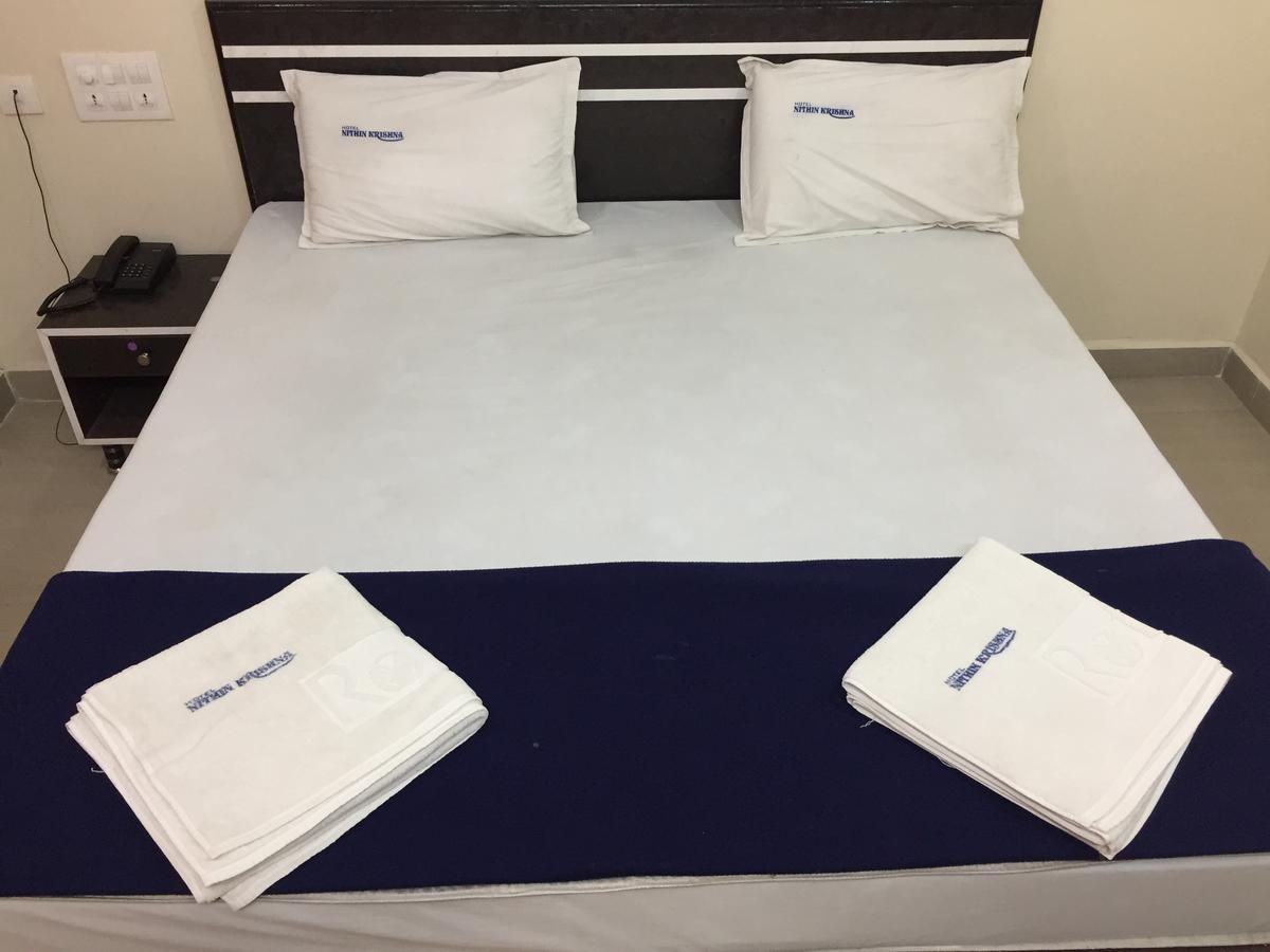 Hotel Nithin Krishna Tirupati Bagian luar foto